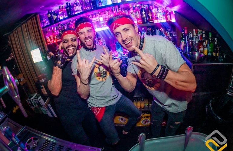 Imagen del personal en fiesta de disfraces en la barra